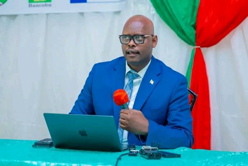 Minisitiri w’itumanaho n’itangazamakuru mu Burundi yapfiriye ku nzira