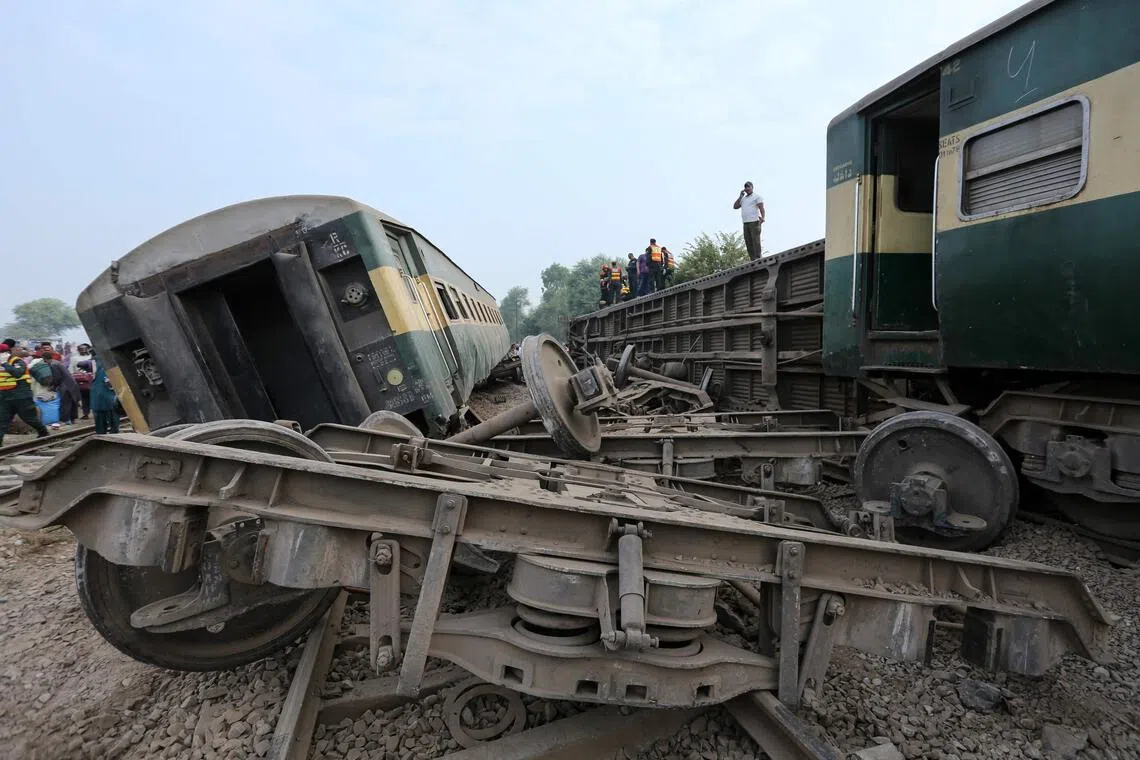 Four killed and 30 Injured in passenger train derailment in Pakistan